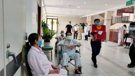 Nhiều bệnh nhân Bệnh viện Bạch Mai ngồi xe lăn đi bầu cử (23/5/2021)
