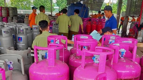 QLTT TP. HCM phát hiện hàng trăm bình khí LPG có dấu hiệu vi phạm trong chiết nạp (04/05/2021)