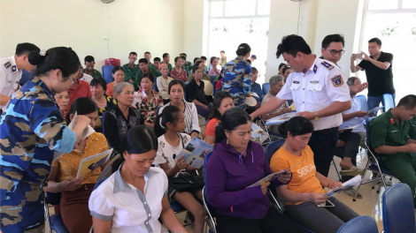 Cảnh sát biển Việt Nam phối hợp cùng chính quyền các huyện đảo tuyên truyền pháp luật biển đến ngư dân (13+14/05/2021)