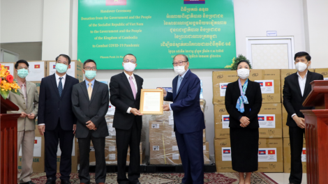 Chính thức bàn giao trang thiết bị y tế tặng chính phủ và nhân dân Campuchia (26/05/2021)