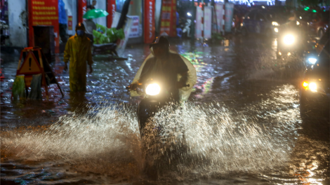 THỜI SỰ ĐÊM 11/05/2021: Cơn mưa lớn vào giờ tan tầm chiều tối nay 11/05 khiến nhiều tuyến phố Hà Nội ngập sâu và gây ùn tắc