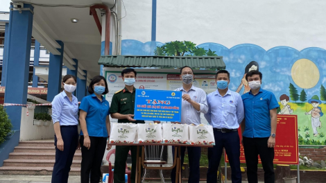 Tết thiếu nhi đặc biệt của các em thiếu nhi trong khu phong toả ở Hải Dương (31/5/2021)