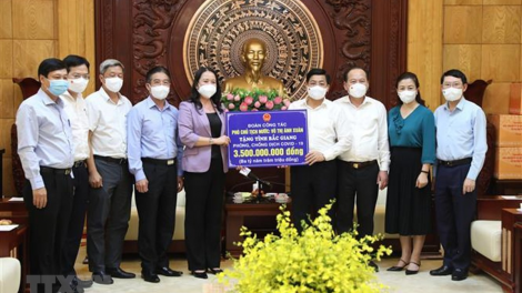 Phó Chủ tịch nước thăm, động viên cán bộ và nhân dân vùng tâm dịch (28/05/2021)