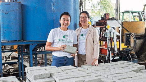 Đôi bạn Indonesia biến rác thải nhựa thành vật liệu xây dựng (14/6/2021)