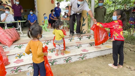 Tết thiếu nhi đặc biệt trong khu cách ly ở Nậm Pồ - Điện Biên (1/6/2021)