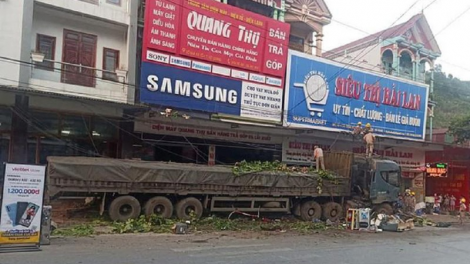 Tài xế container lao xe lên vỉa hè tránh 2 người qua đường (14/6/2021)