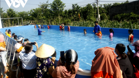 Bể bơi di động đến với trẻ em vùng sâu ở Đắk Lắk (24/6/2021)