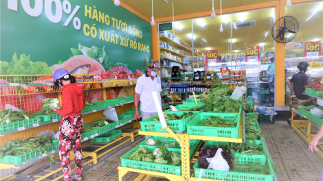 Cần Thơ: Dừng hoạt động chợ, người dân xếp hàng chờ mua thực phẩm ở các cửa hàng tiện ích (13/7/2021)
