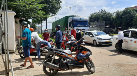 Đắk Lắk: Cấp nhỏ giọt “Giấy thông hành” âm tính, tài xế xe tải như ngồi đống lửa (10/7/2021)