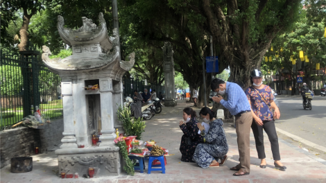 Hà Nội: Hàng trăm sĩ tử đến Văn Miếu vái vọng cầu may trước kỳ thi tốt nghiệp THPT (4/7/2021)
