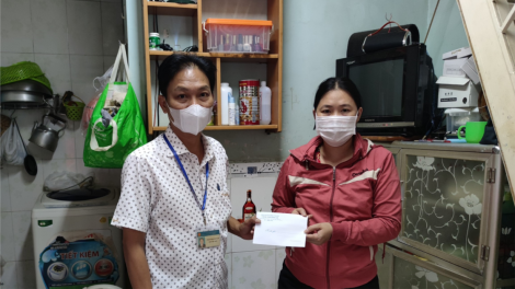 TPHCM: Người lao động nghèo xúc động khi cán bộ phường tới tận nhà trao tiền hỗ trợ (10/7/2021)