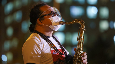 Nghệ sỹ Saxophone Trần Mạnh Tuấn và buổi trình diễn đặc biệt tại bệnh viện dã chiến TPHCM (31/07/2021)
