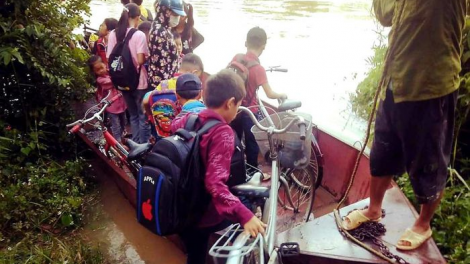 Những cây cầu "An lạc" nơi vùng xa biên giới giúp người dân bớt nguy hiểm khi qua sông mùa lũ về. (06/07/2021)