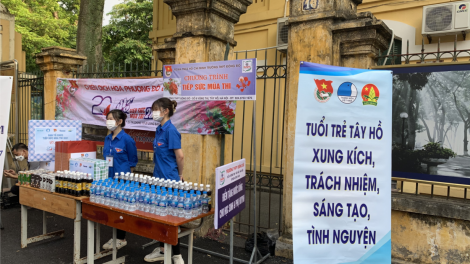 Thanh niên tình nguyện hỗ trợ thí sinh thi tốt nghiệp THPT năm 2021 (07/07/2021)