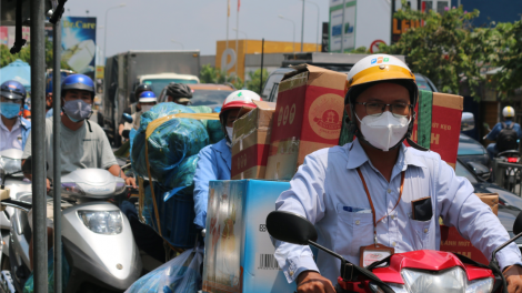 Người dân TP. HCM tiếp tục "rồng rắn"xếp hàng mua thực phẩm và thuốc men (21/08/2021)