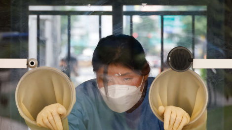 Hàn Quốc sử dụng “xe buýt hồi sức” giúp nhân viên xét nghiệm Covid-19 hạ nhiệt trong mùa nắng nóng (11/8/2021)