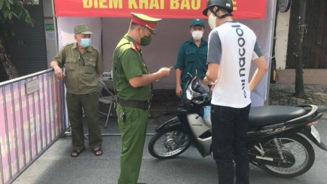 Hà Nội: Nhiều người dân ra đường chưa có giấy tờ theo mẫu chung của thành phố (2/8/2021)