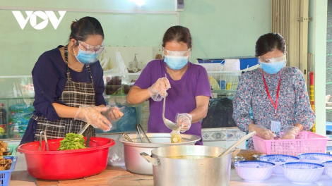 “Bếp ăn yêu thương” phục vụ tuyến đầu chống dịch Covid-19 (2/8/2021)