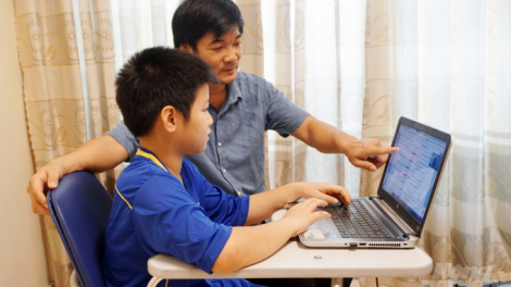Học sinh lớp 1 học online: Phụ huynh cần đồng hành với con thế nào? (28/8/2021)