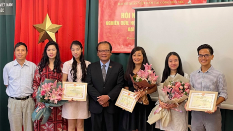 Tuyên dương các cá nhân tiêu biểu, nhiều đóng góp cho cộng đồng và Việt Nam năm 2020 tại CH Séc (06/08/2021)