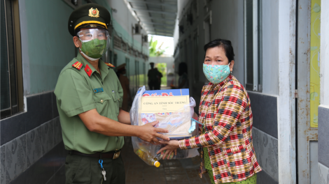 Sóc Trăng: Công an, BĐBP hỗ trợ đồng bào Khmer, người lao động khó khăn do dịch Covid-19 (08/08/2021)