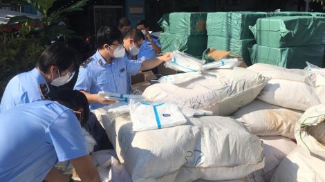 TP HCM: QLTT bắt giữ xe tải chở  nhiều máy tạo oxy, khẩu trang, đồ bảo
hộ y tế... không rõ nguồn gốc (24/8/2021)