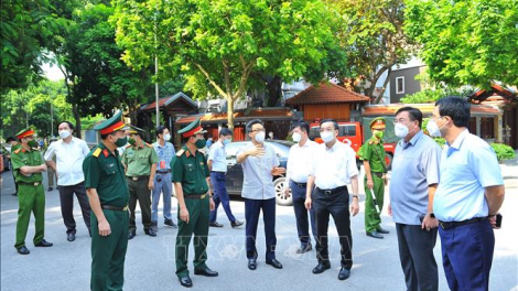 Phó thủ tướng Vũ Đức Đam kiểm tra công tác phòng chống dịch tại Hà Nội (4/8/2021)