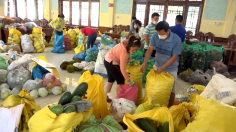 Người dân vùng sạt lở núi Quảng Nam góp nông sản gửi vào vùng tâm dịch phía Nam. (05/08/2021)