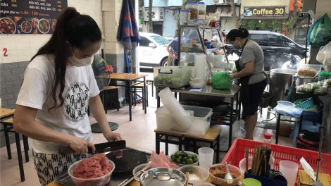 Hà Nội: Hàng quán “vùng xanh” nổi lửa sau 50 ngày giãn cách (16/9/2021)
