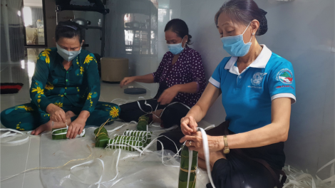 Phụ nữ Cà Mau làm bánh tét, góp sức chống dịch Covid-19 (17/9/2021)