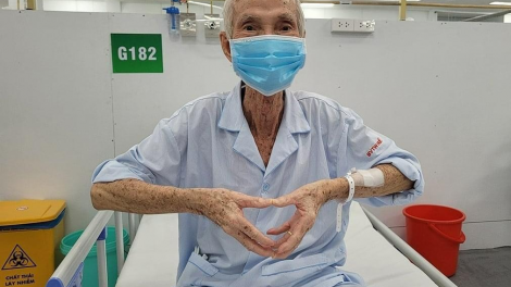 TPHCM: Niềm vui của những thiên thần áo trắng ở Trung tâm Hồi sức COVID-19 (12/9/2021)