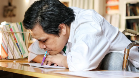 Thầy giáo viết chữ bằng miệng và câu chuyện vượt lên số phận (23/9/2021)