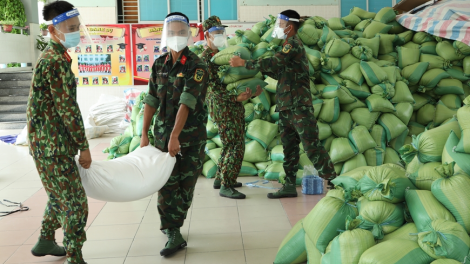 Những người lính ngày đêm hỗ trợ nhân dân nơi tâm dịch (30/9/2021)