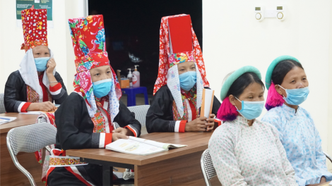 Lớp học xóa mù chữ ở bản vùng cao (7/9/2021)