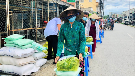 Cần Thơ: Trao nhiều phần quà hỗ trợ bà con thương hồ, người bán vé số, lao động nghèo (02/09/2021)