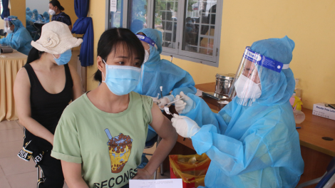 Bình Dương: Người dân xếp hàng tiêm vaccine Vero Cell (02/09/2021)