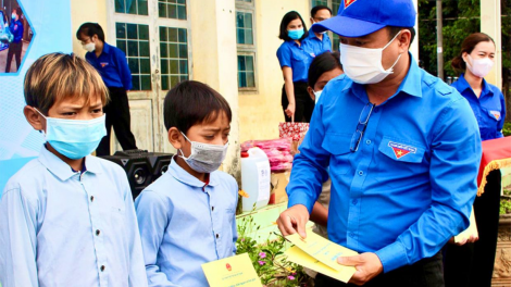 Gia Lai: Hàng ngàn phần quà cho học sinh có hoàn cảnh khó khăn (08/09/2021)