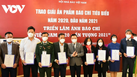 Trao giải ấn phẩm báo chí tiêu biểu và giải cuộc thi ảnh “Việt Nam 2020”