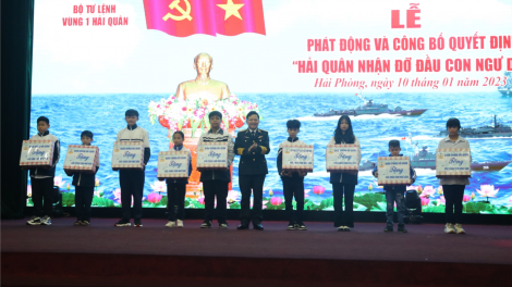 Quân chủng Hải quân triển khai hoạt động nhận đỡ đầu con ngư dân (10/01/2023)