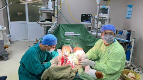 THỜI SỰ 18H CHIỀU 14/1/2023: Thực hiện thành công ca nối cẳng chân bị đứt rời vào chân bị gãy sau một tuần “nuôi” ở chân lành.