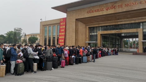 Hàng trăm lượt người xuất nhập cảnh qua Cửa khẩu quốc tế Móng Cái (08/1/2023)