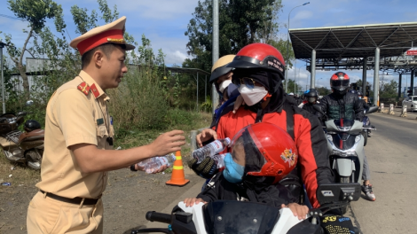 Ấm lòng Cảnh sát giao thông Đắk Nông phát nước uống, bánh mì giúp người đi đường (27/1/2023)