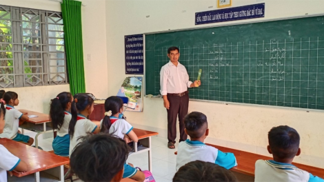 Thầy giáo Chăm đưa chữ Chăm đến với học sinh Chăm ((6/1/2023)