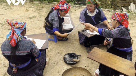 Nghề vẽ sáp ong trên vải của người Mông Lai Châu (31/1/2023)