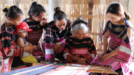 Gia Lai: Mang thổ cẩm Jrai vươn xa nhờ mạng xã hội (3/1/2023)