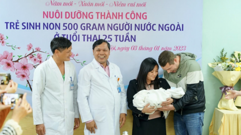 Nuôi dưỡng thành công trẻ sinh non 500 gram người nước ngoài  ở tuổi 25 tuần (3/1/2023)