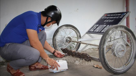 Bác tài Thanh Tùng cùng chiếc xe hút đinh hỗ trợ bà con (09/1/2023)