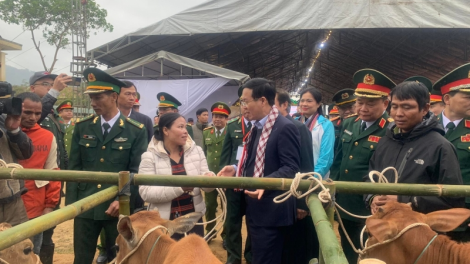 Tặng quà đồng bào nghèo nơi biên giới A Lưới (8/1/2023)