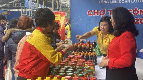 Hàng nghìn người lao động nhận phiếu mua hàng 0 đồng ở “Chợ Tết công đoàn” (10/1/2023)