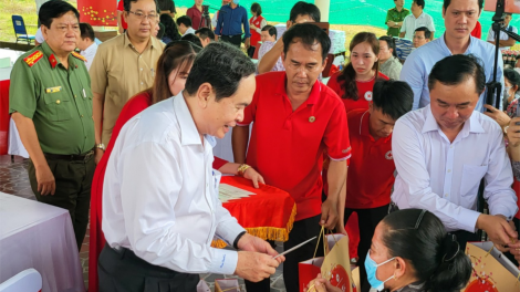 Phó Chủ tịch Thường trực Quốc hội chúc Tết, tặng quà cho gia đình chính sách, hộ nghèo, hộ có hoàn cảnh khó khăn tại tỉnh Bạc Liêu (11/1/2023)